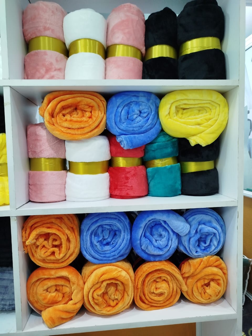 Coloured Fleece Blanket – Durable & Breathable